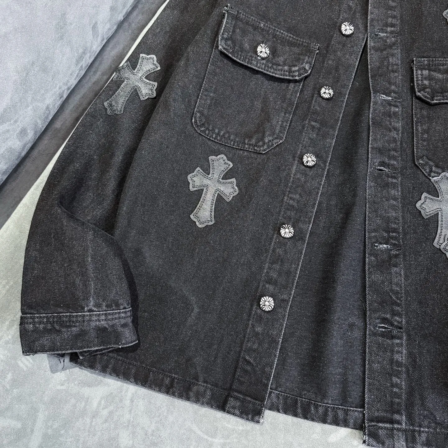 P260 CH Chromehearts 23ss denim cross patchwork leather black and white denim jacket. A super versatile denim jacket that is breathable, comfortable and elegant! The entire garment is made of super heavy-duty workmanship and is made of denim denim fabric imported from Japan. After the finished product is washed, the loss rate is extremely high! The whole body is made with old craftsmanship and the upper body is stylish! The body has multiple crosses and leather logos sewn on it! Because of the old craftsmanship, everything from gold five to three marks has been re-made with new molds, 100% restored to the original craftsmanship! All the leather characters are laser-aligned. The leather difference is definitely not the same as that of the super-fiber leather on the market. This year’s new sheep leather is used. The finished embroidery guarantees the quality of the entire product❗ It took nearly two months of back-and-forth production to get a satisfactory effect. The various cutting designs really took a lot of effort to achieve a satisfactory experience! The same style for men and women, great for couples!   Color: black with white label Size: S M L